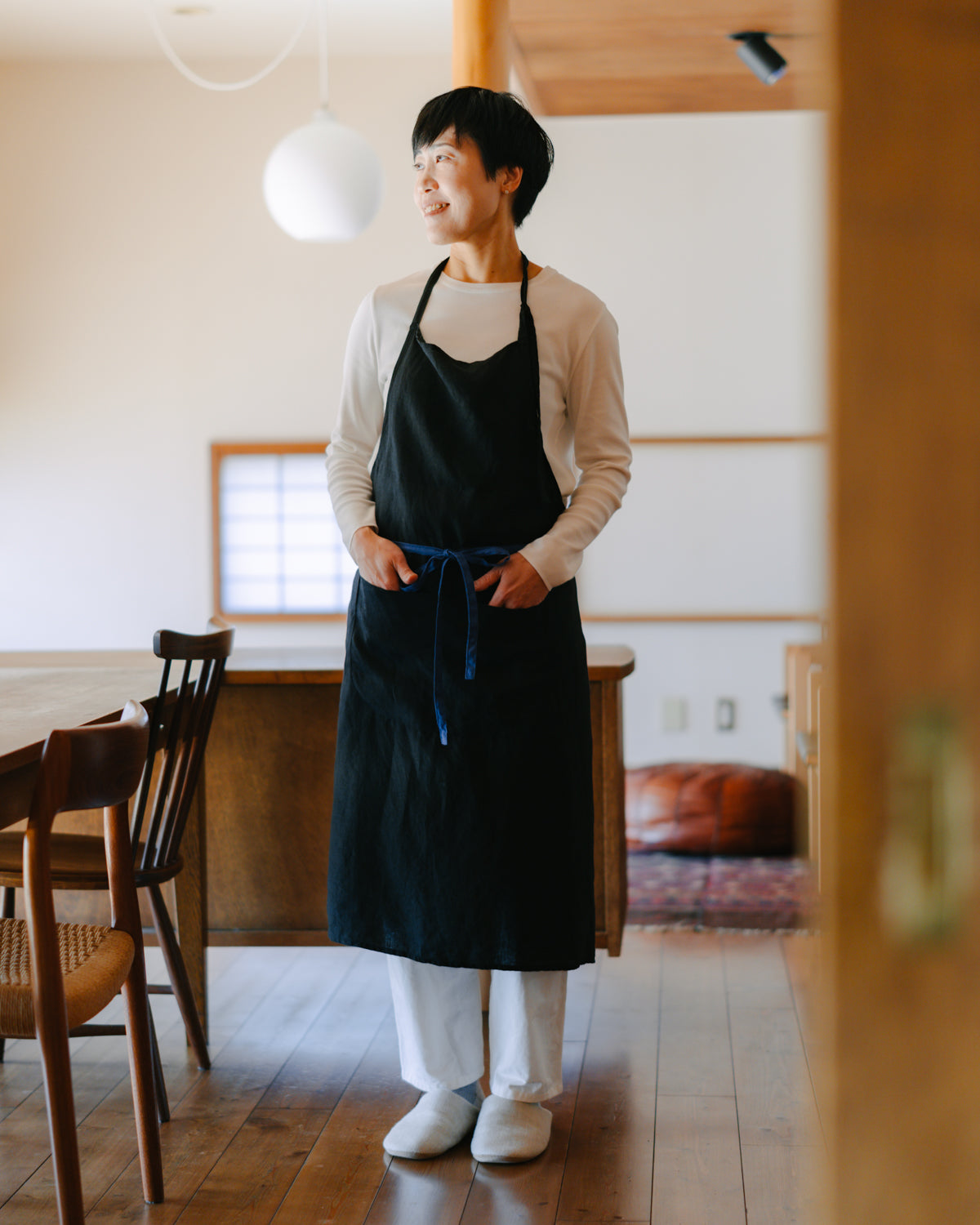 新品 TABLE TALK 黒リネンエプロン 青ストラップ 小川奈緒さんデザイン TABLE TALKとのコラボエプロン – RELIEFWEAR